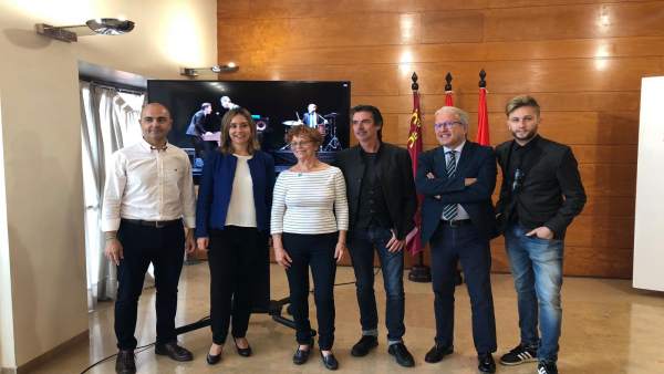 Los concejales posan con los intérpretes y miembros de AFAMUR Los concejales posan con los intérpretes y miembros de AFAMUR