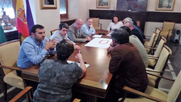 Reunión sobre la remodelación de la pista de atletismo de La Salobreja. Reunión sobre la remodelación de la pista de atletismo de La Salobreja.