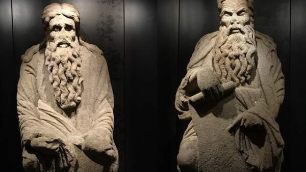 Estatuas de Isaac y Abraham, obras del Mestre Mateo, en Santiago de Compostela Estatuas de Isaac y Abraham, obras del Mestre Mateo, en Santiago de Compostela