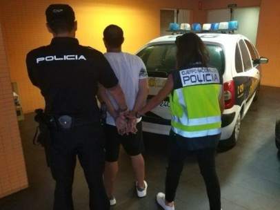El hombre custodiado por dos agentes
