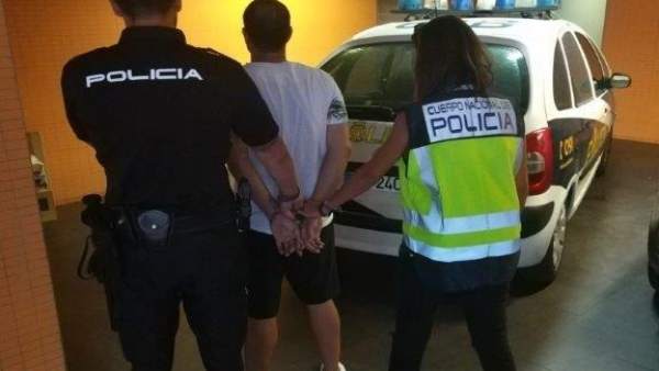 El hombre custodiado por dos agentes El hombre custodiado por dos agentes