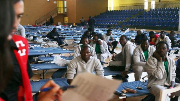 Inmigrantes en el pabellón Tiro Pichón de Málaga capital Inmigrantes en el pabellón Tiro Pichón de Málaga capital