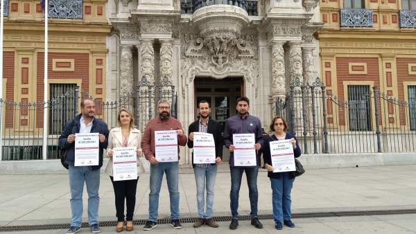 Los miembros de IU ante el Palacio de San Telmo Los miembros de IU ante el Palacio de San Telmo