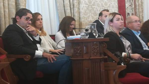 Sepulcre, a la izq, junto a Belmonte en el pleno de este lunes Sepulcre, a la izq, junto a Belmonte en el pleno de este lunes