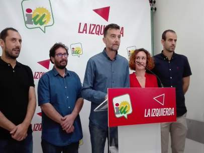 Maíllo (centro) con cargos de IU y candidatos de Adelante Andalucía