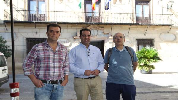 El alclade de Alcalá la Real con responsables del proyecto El alclade de Alcalá la Real con responsables del proyecto