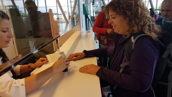 Una senderista sella su paso por Dénia camino de Santiago Una senderista sella su paso por Dénia camino de Santiago