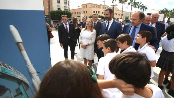 Ana Pastor y Pío García recorren la exposición con escolares de Almería Ana Pastor y Pío García recorren la exposición con escolares de Almería