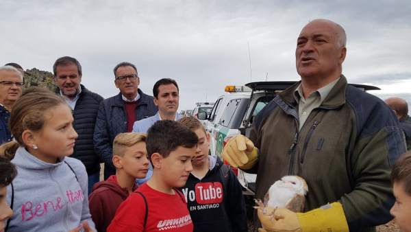 Algar y López (al fondo), junto a los escolares, durante la suelta de aves Algar y López (al fondo), junto a los escolares, durante la suelta de aves