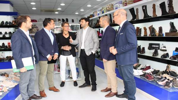 Autoridades en su visita a uno de los establecimientos Autoridades en su visita a uno de los establecimientos