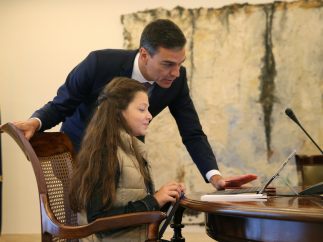 Sánchez con la niña de nueve años que fue presidenta por un día
