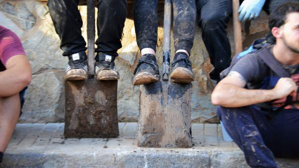 Jóvenes voluntarios de limpieza en Sant Llorenç des Cardassar Jóvenes voluntarios de limpieza en Sant Llorenç des Cardassar