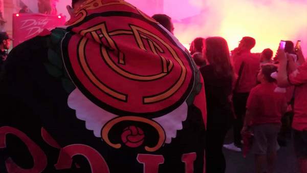 Un aficionado del RCD Mallorca con la bandera del club celebra el ascenso Un aficionado del RCD Mallorca con la bandera del club celebra el ascenso