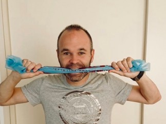 Andrés Iniesta se suma al reto en las redes sociales.