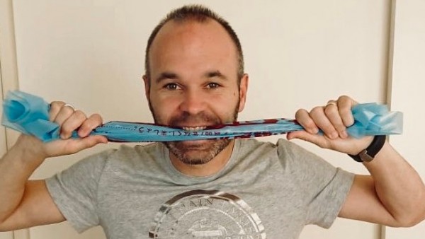 Andrés Iniesta se suma al reto en las redes sociales. Andrés Iniesta se suma al reto en las redes sociales.