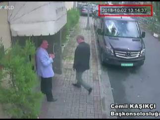 Jamal Khashoggi en el consulado saudí en Estambul