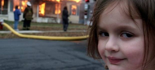 Meme de la niña y la casa en llamas
