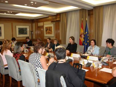 Las afectadas por el anticonceptivo Essure se reúnen con la ministra de Sanidad, María Luisa Carcedo.