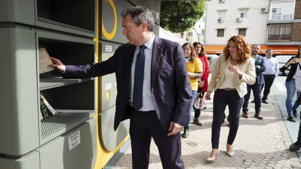 Espadas visita el nuevo ecopunto de la Macarena Espadas visita el nuevo ecopunto de la Macarena