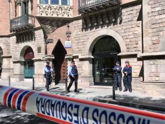 Mossos vigilan el exterior del Diplocat mientras lo registra la Guardia Civil