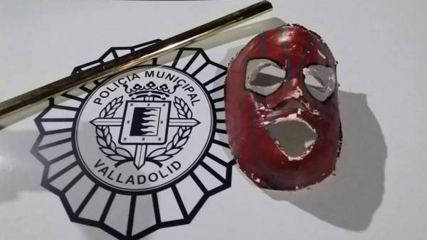 Máscara y barra metálica empleada por el menor interceptado Máscara y barra metálica empleada por el menor interceptado