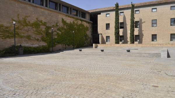 Patio de Armas del Palacio de La Aljafería Patio de Armas del Palacio de La Aljafería