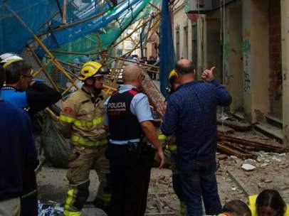 Imagen cedida por los Bombers de la Generalitat en la que se observa el andamio que ha caído en la calle del Mar de Pineda de Mar y ha causado cuatro heridos, uno de los cuales está en estado crítico.