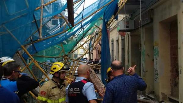 Imagen cedida por los Bombers de la Generalitat en la que se observa el andamio que ha caído en la calle del Mar de Pineda de Mar y ha causado cuatro heridos, uno de los cuales está en estado crítico. Imagen cedida por los Bombers de la Generalitat en la que se observa el andamio que ha caído en la calle del Mar de Pineda de Mar y ha causado cuatro heridos, uno de los cuales está en estado crítico.