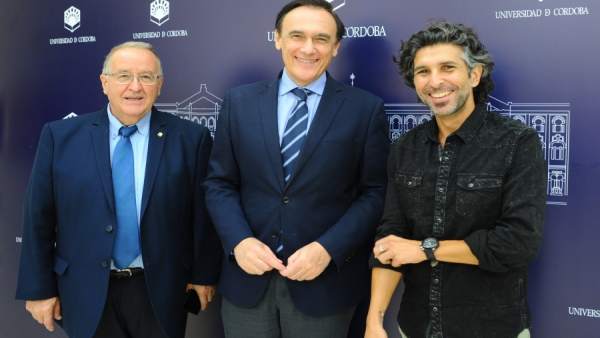 Caballero, Gómez Villamandos y Arcángel, durante la presentación de la cátedra Caballero, Gómez Villamandos y Arcángel, durante la presentación de la cátedra
