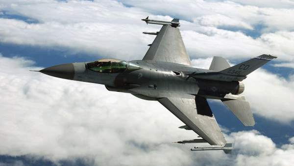 Un caza F-16 estadounidense pierde en pleno vuelo 2 tanques de combustible en Morón de la Frontera