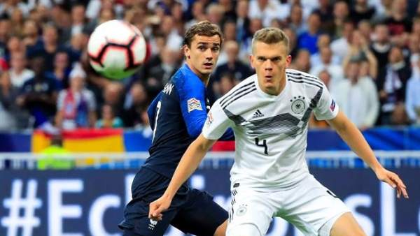 Griezmann pugna con Ginter por un balón. Griezmann pugna con Ginter por un balón.