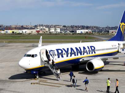 Avión Ryanair en el aeropuerto Seve Ballesteros de Santander
