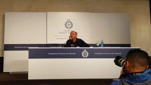 Svante Pääbo en rueda de prensa. Svante Pääbo en rueda de prensa.