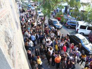 Manifestación de padres y madres en el Colegio Santa Isabel de Madrid