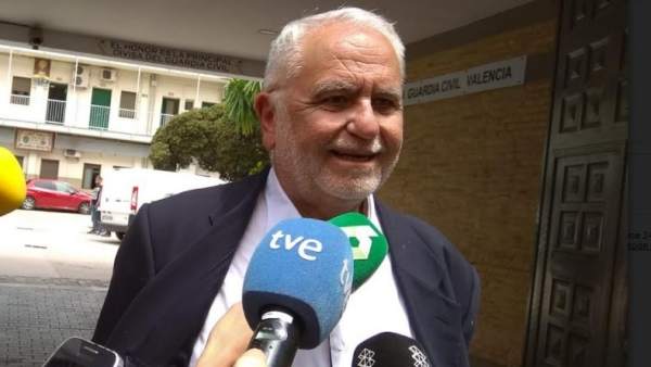 Juan Cotino a la salida de la Comandancia Juan Cotino a la salida de la Comandancia