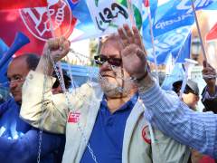 Funcionarios de prisiones se encadenan frente a Interior para pedir a Marlaska un aumento salarial