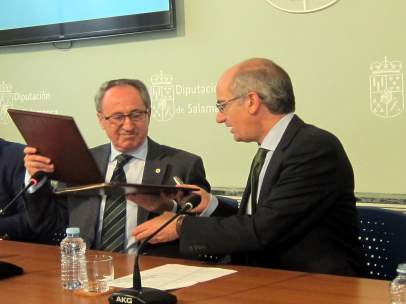 Jesús Juanes (i) y Javier Iglesias (d) firman el acuerdo de colaboración