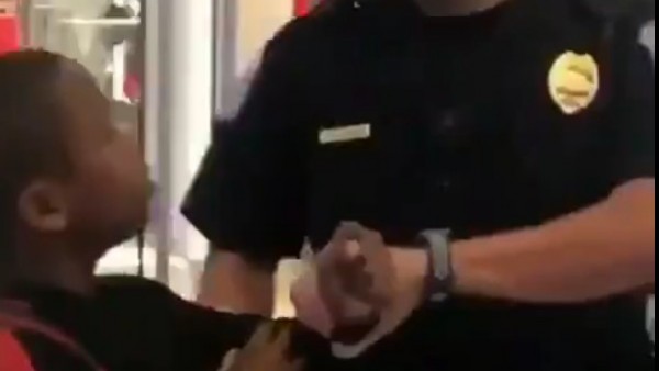 Un agente en EE UU trata con brutalidad a un niño negro Un agente en EE UU trata con brutalidad a un niño negro