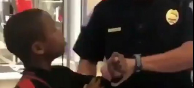Un agente en EE UU trata con brutalidad a un niño negro