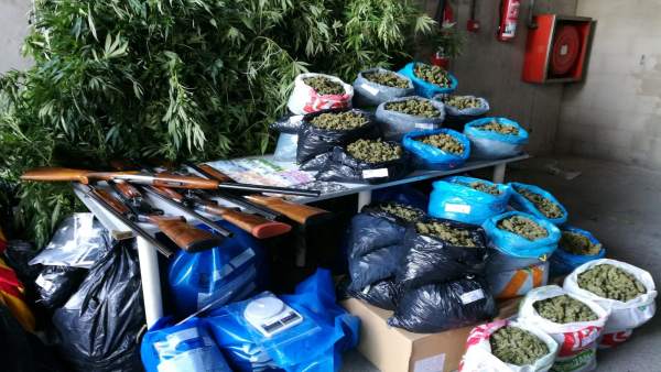 Marihuana, armas y dinero intervenidos por los Mossos en Alfarràs Marihuana, armas y dinero intervenidos por los Mossos en Alfarràs