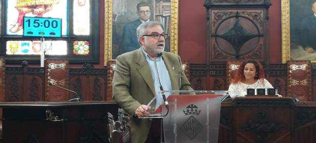 Cs acusa a MÉS de atentar contra la neutralidad de símbolos por no retirar un gran lazo amarillo ...