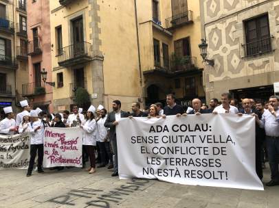 El Gremi de Restauració protesta junto a representantes políticos.