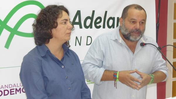 Rafael Sánchez Rufo y Esther Carbajo, ante los medios. Rafael Sánchez Rufo y Esther Carbajo, ante los medios.