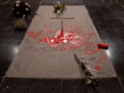 Un artista profana la tumba de Franco