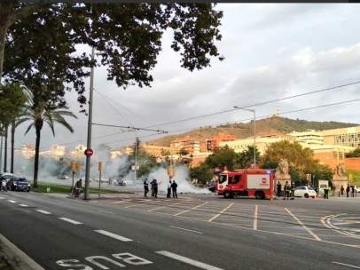 Acción de protesta de los okupas del casal de Gràcia Ca La Trava, desalojado el pasado jueves por los Mossos, en la avenida Diagonal de Barcelona.