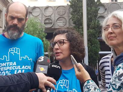 Daniel Pardo, Lucía Delgado y Ana Menéndez, del grupo promotor de la ampliación del parque público de vivienda en Barcelona.
