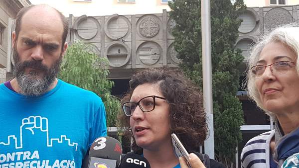 Daniel Pardo, Lucía Delgado y Ana Menéndez, del grupo promotor de la ampliación del parque público de vivienda en Barcelona. Daniel Pardo, Lucía Delgado y Ana Menéndez, del grupo promotor de la ampliación del parque público de vivienda en Barcelona.