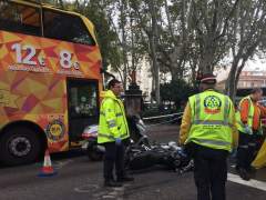 Muere un motorista tras caer y ser atropellado por una hormigonera en el Paseo del Prado