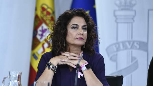 Isabel Celaá y María Jesús Montero en rueda de prensa tras el Consejo de Ministr Isabel Celaá y María Jesús Montero en rueda de prensa tras el Consejo de Ministr