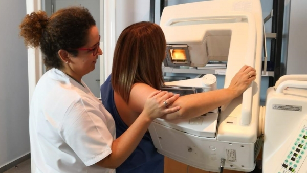 Sanitaria y paciente durante una mamografía Sanitaria y paciente durante una mamografía